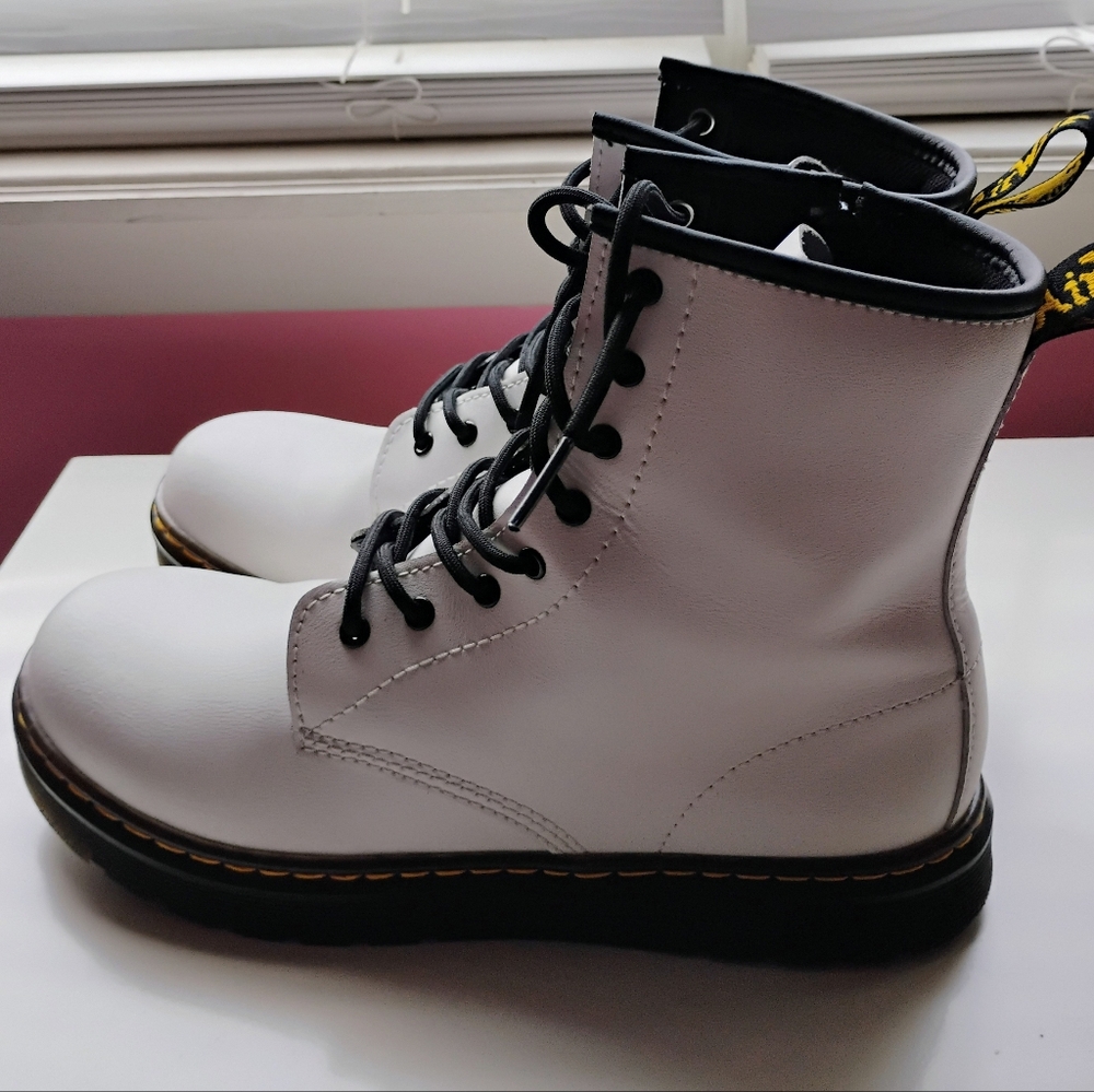 Dr. Martens ZAVALAY White Leather Boots with Black Details WOMEN'S SIZE 7 US 🆕